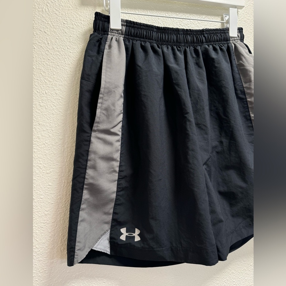 Under Armour Heat Gear Shorts Loose Fit Lined Zipper Pocket Black Men's Medium - Picture 3 of 8
